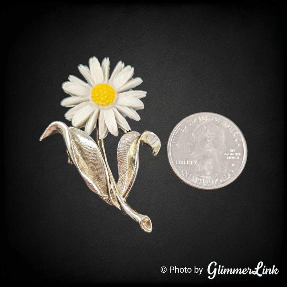 Vintage 1960s Sarah Coventry Light & Bright White Daisy Flower Brooch Pin - Picture 2 of 6